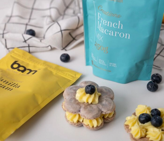 torta di amaretti alla vaniglia con mirtilli