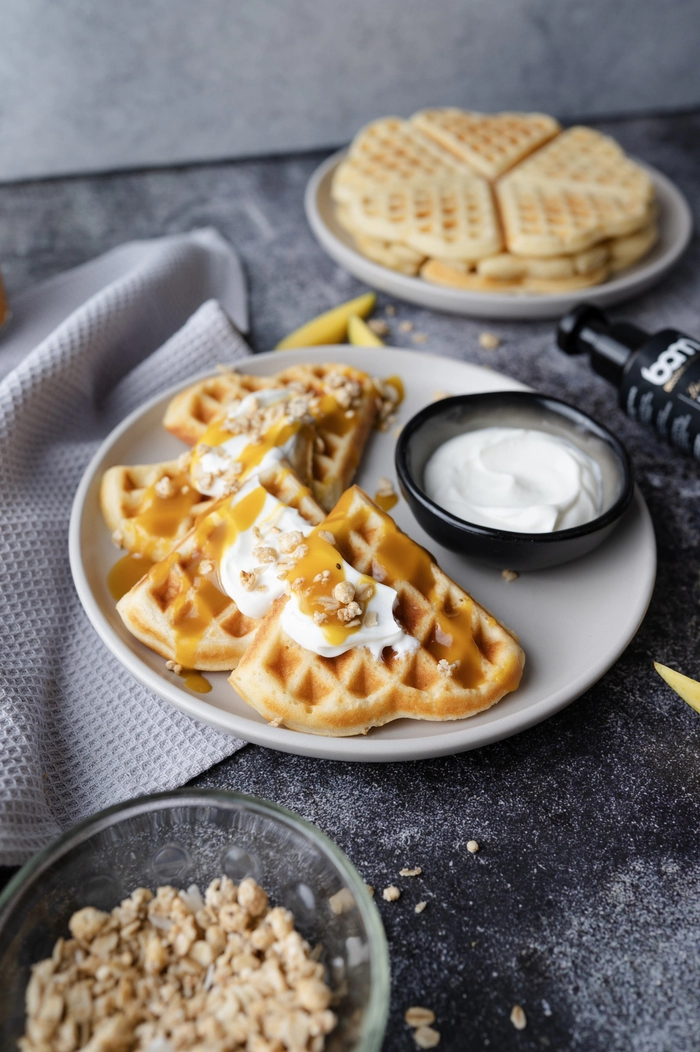 soffici waffle con guarnizione al mango