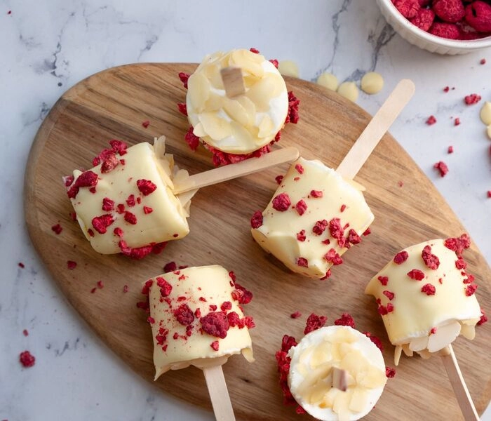 cheesecake popsicles con lamponi liofilizzati
